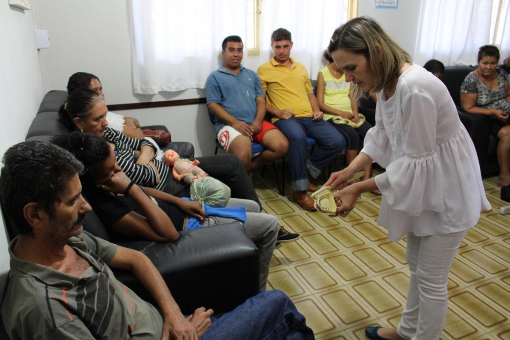 A dentista Márcia Murasca Monteleone falou sobe higiene bucal para os pacientes do CAPS