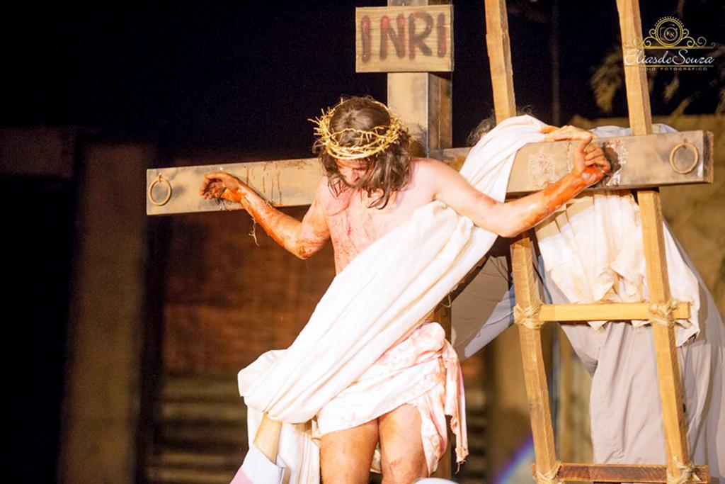 Encenação da Paixão de Cristo, em Santa Rita D’Oeste, emociona público