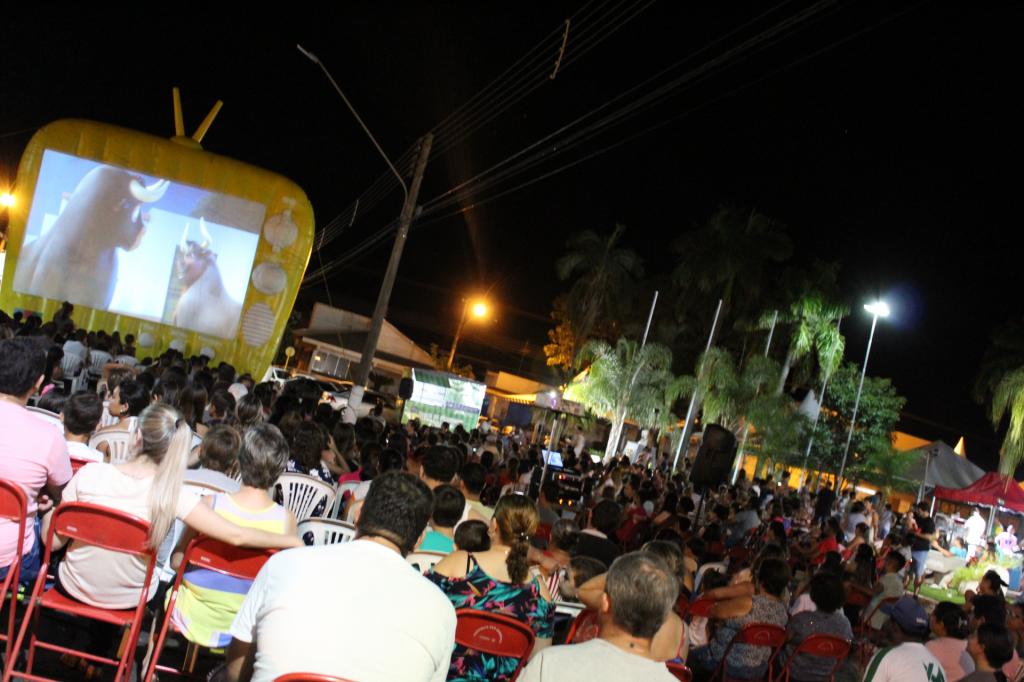Filme “O Touro Ferdinando” atrai e encanta centena de espectadores na Praça da Igreja Matriz