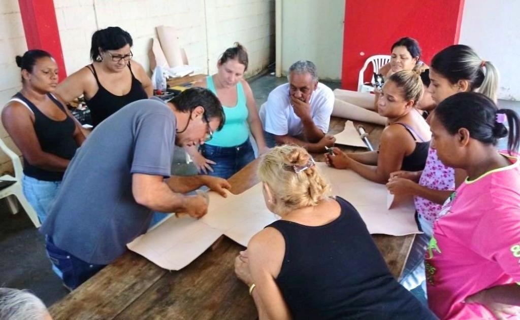 O instrutor do SENAR, Acácio Motta, ensinando as técnicas aos participantes
