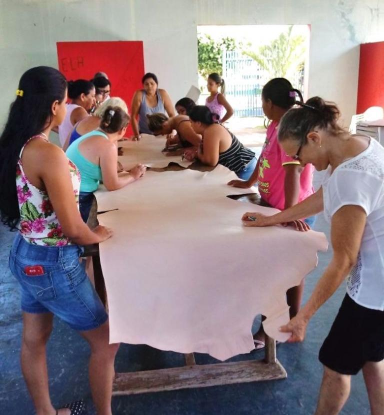 Os participantes aprendendo a trabalhar com o couro no primeiro dia de aula