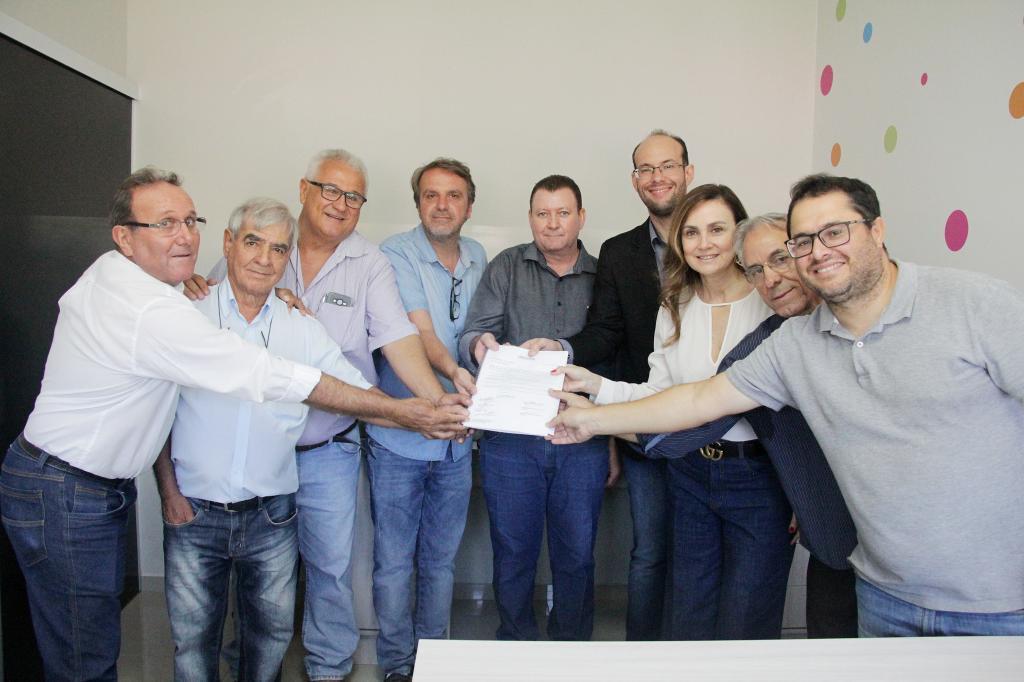 Autoridades municipais aproveitaram a oportunidade para entregar um novo pedido à deputada Analice