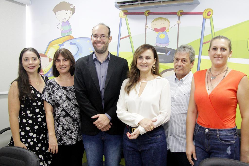 Alessandra Marin, Fátima Módulo Cláudio, gente do AME de Jales, prefeito Márcio, Analice Fernandes, Dr. Luiz Henrique Nogueira, diretor clinico do AME, e Cássia Santiago, secretária da Saúde de Dirce Reis