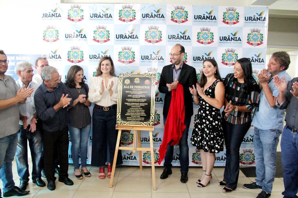 Momento de descerramento da placa inaugural