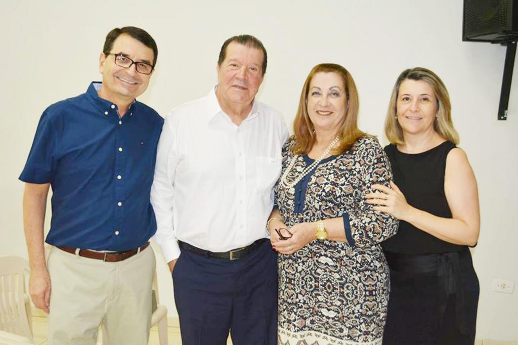 Pastores Honório e Hélio, Eunir e Gisele no culto da Igreja Vide
