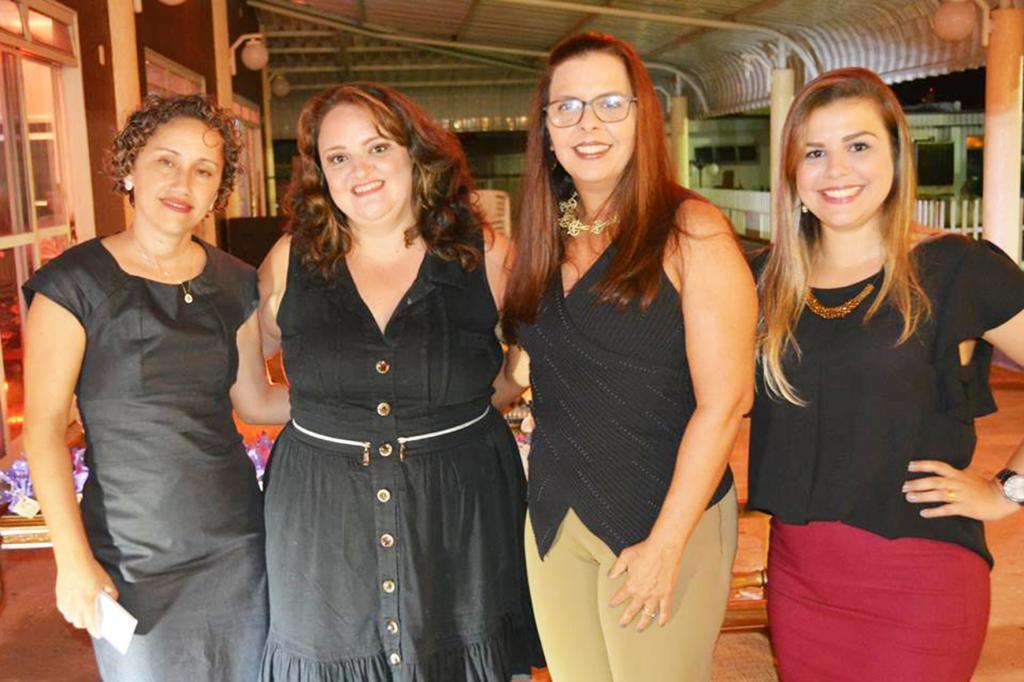Recepcionaram os convidados do jantar, Daniela, Josi, Tico e Ana Carla