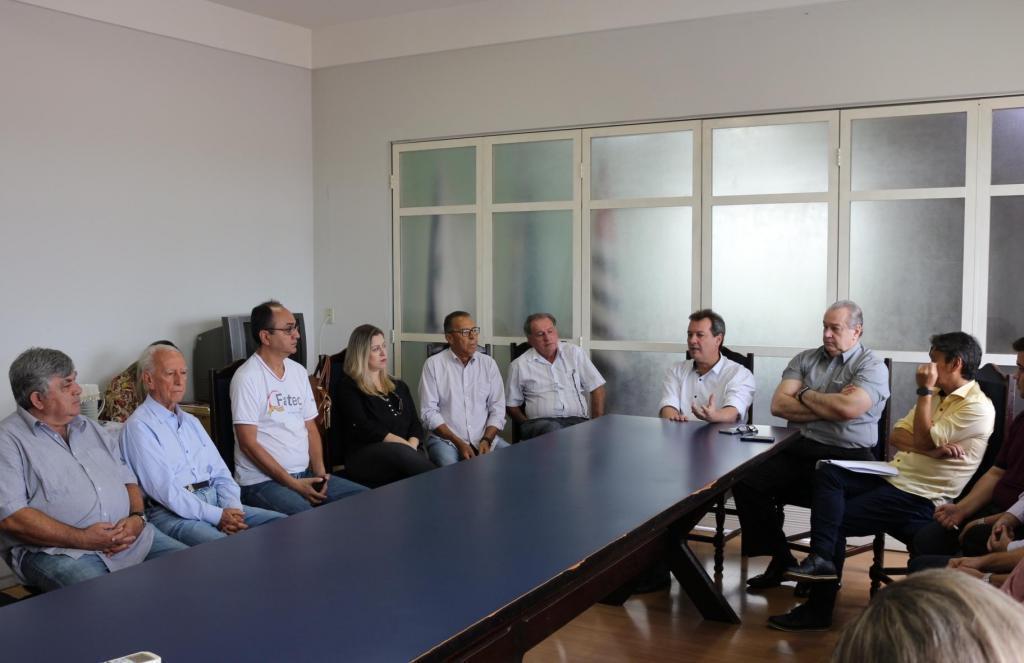 O prefeito Flá e o vice Garça reunidos com membros do Conselho Municipal de Turismo