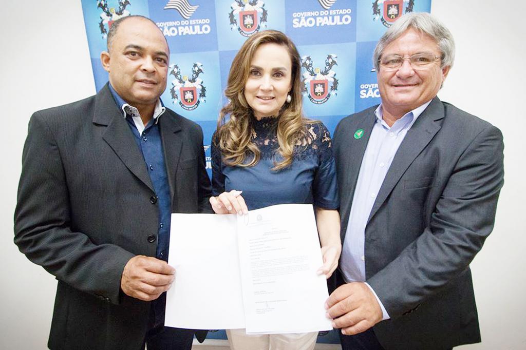 1-O vice-prefeito Rolemã e o prefeito de Paranapuã, Sérgio Polarini, juntamente com a deputada estadual Analice Fernandes, autora da emenda parlamentar