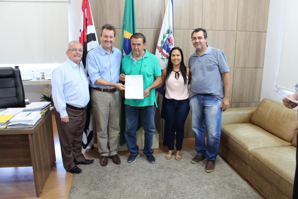 Sebastião Alves de Oliveira e Antonio Cláudio Francisco, do Lar dos Velhinhos São Vicente de Paulo com o prefeito Flá, procurador-geral do município Pedro Callado e da secretária de Assistência Social Luana Lourenço