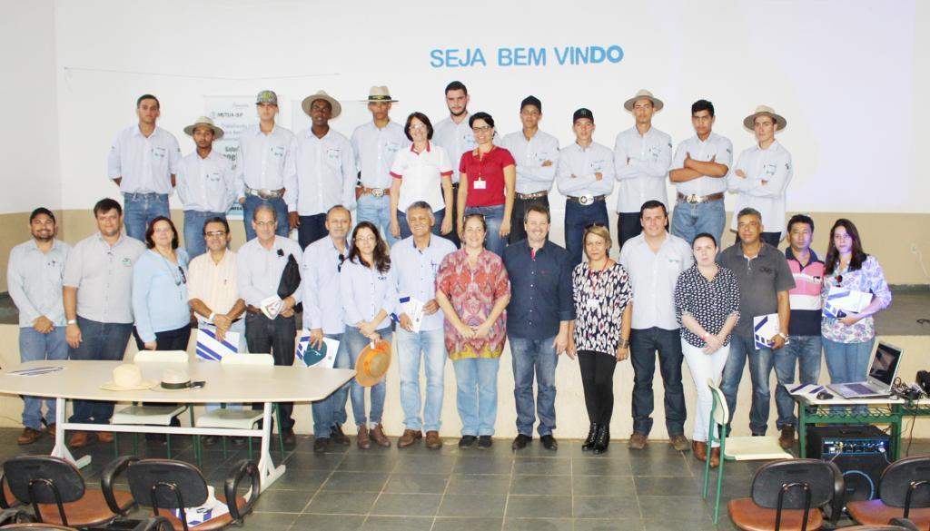 O prefeito Flá, ladeado pela diretoria, alunos e parceiros da ETEC Jales durante a abertura da AGRITEC 2018