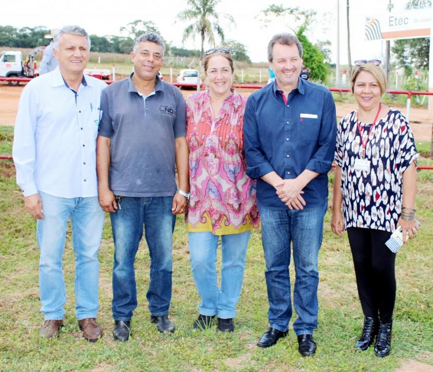 Luiz Antônio Pedrão e João Batista, da CATI, a engenheira agrônoma da Sec. De Agricultura, Silvia Avelhaneda Pigari, prefeito Flá e a diretora da ETEC, Luzia Dejavite