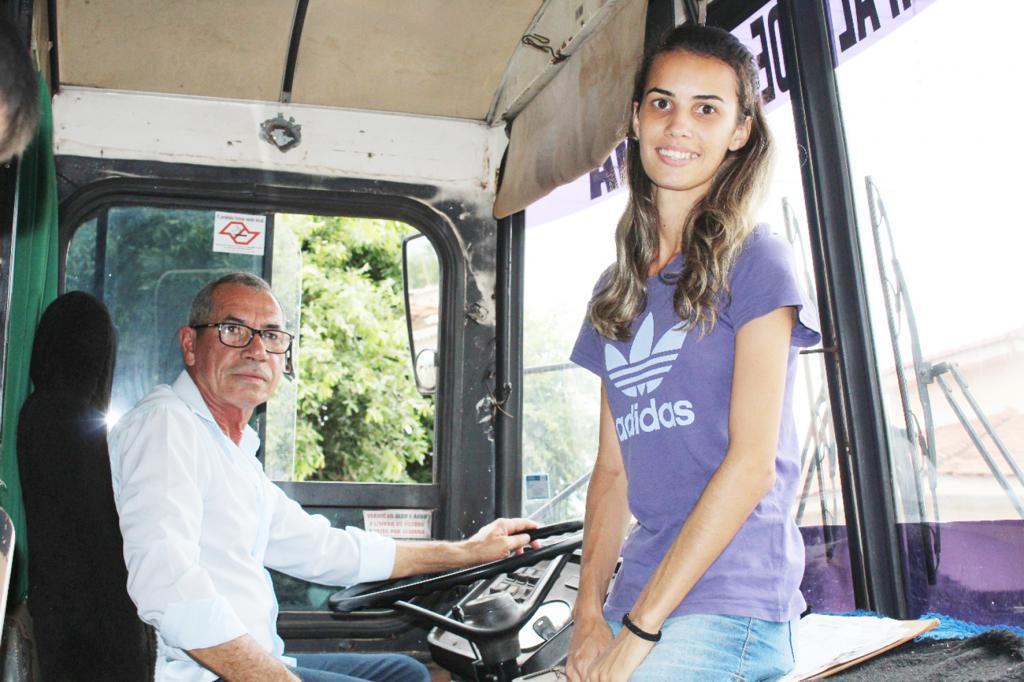 Motorista Luis e a monitora Taise  acompanham diariamente os alunos