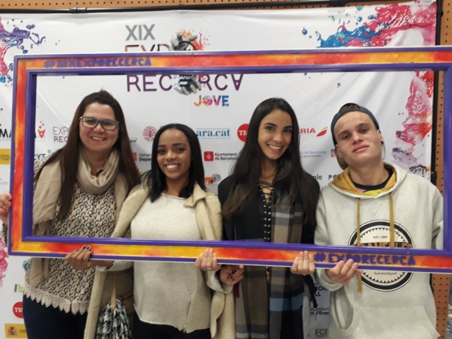 A professora da Unijales, Fernanda Aléssio com estudantes pesquisadores na XIX Exporecerca Jove
