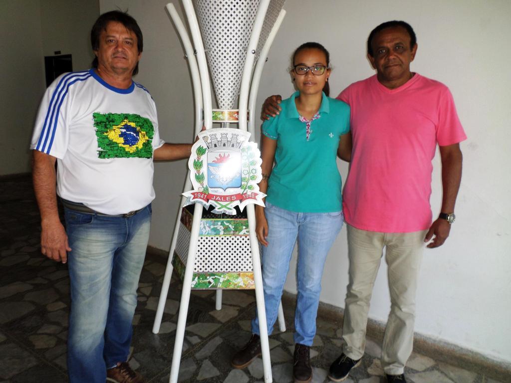 A coordenadora do projeto Rafhaella Santos Limeira de Souza com o diretor de divisão da Secretaria de Esporte, João Roberto da Rocha (Porquinho), e o chefe de setor da pasta, Valdecir Ramalho (Brito)
