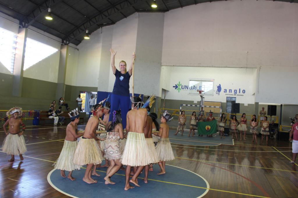 A coordenadora Daisy Romagnolli participou de um dos rituais apresentados pelos índios