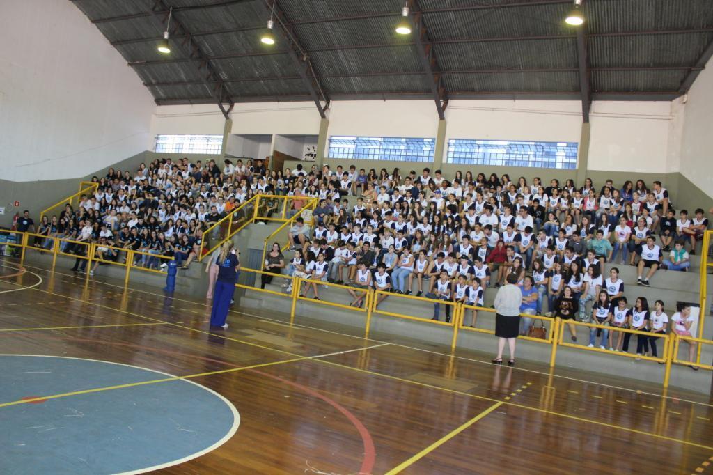 os alunos do Anglo de Jales ficaram encantados com a visita dos índios Terena e Kaingang
