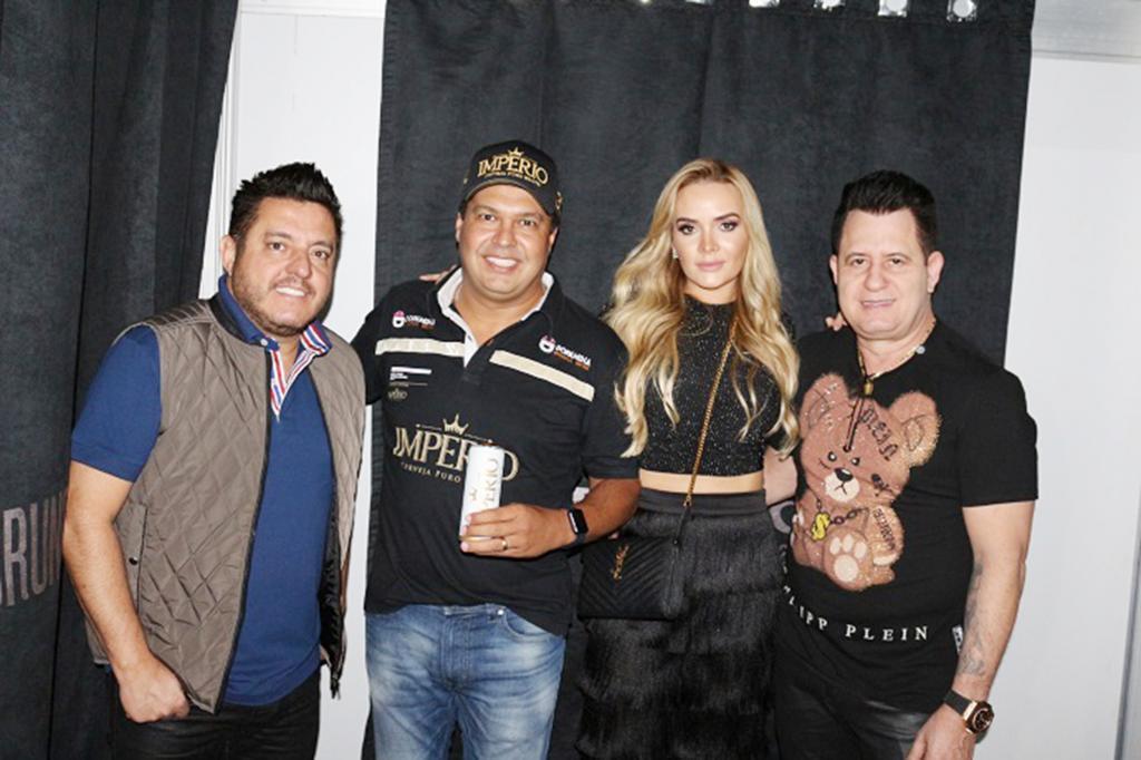 Cleber Faria, da cervejaria Imperial e a esposa Priscila Mendes Faria foram recebidos pela dupla Bruno e Marrone
