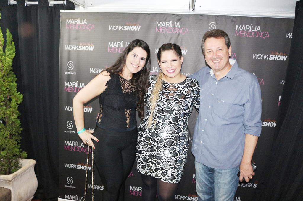 A cantora Marilia Mendonça recebeu o prefeito Flavio Prandi Franco, o Flá e a primeira dama Glauciane