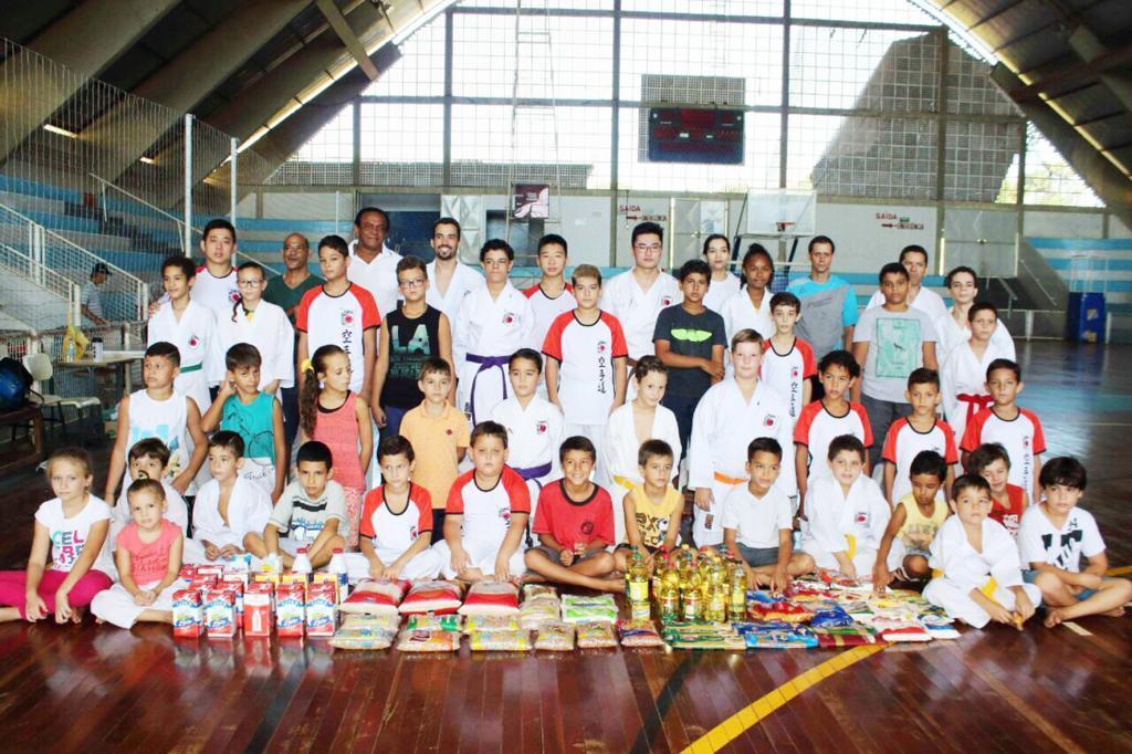 O primeiro Treino Solidário de Karatê arrecadou leite e alimentos não perecíveis que foram doados ao Fundo Social de Solidariedade de Jales