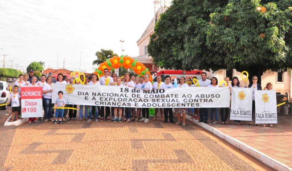 Funcionarios, Professores e Coordenadores do CRAS, Assistencia Social e Broto Verde, juntamente com o vice prefeito Aparecido Cerezo,