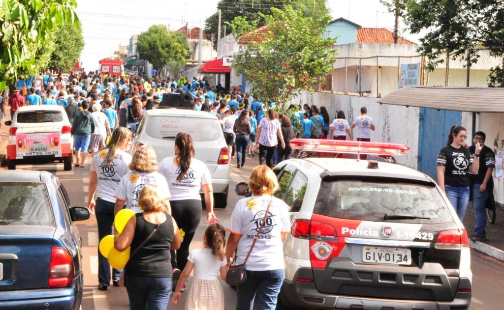 crianças, adolescentes e adultos Santa Albertinenses, saíram em uma caminhada para manifestar sobre a campanha do Dia Nacional de Com