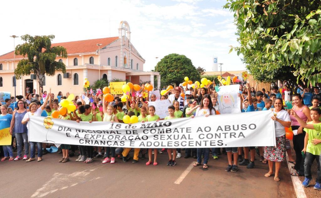 crianças, adolescentes e adultos Santa Albertinenses, saíram em uma caminhada para manifestar sobre a campanha do Dia Nacional de Com