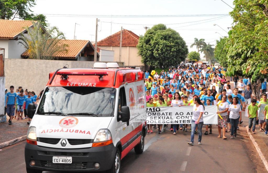 crianças, adolescentes e adultos Santa Albertinenses, saíram em uma caminhada para manifestar sobre a campanha do Dia Nacional de Com