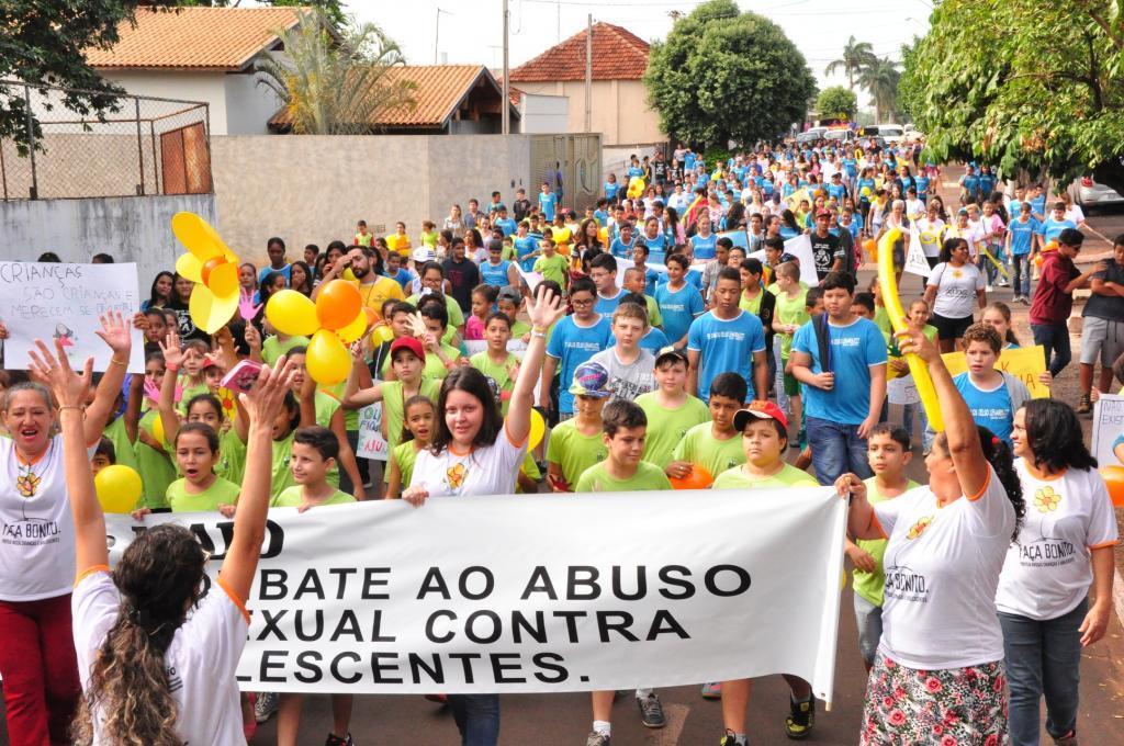 crianças, adolescentes e adultos Santa Albertinenses, saíram em uma caminhada para manifestar sobre a campanha do Dia Nacional de Com