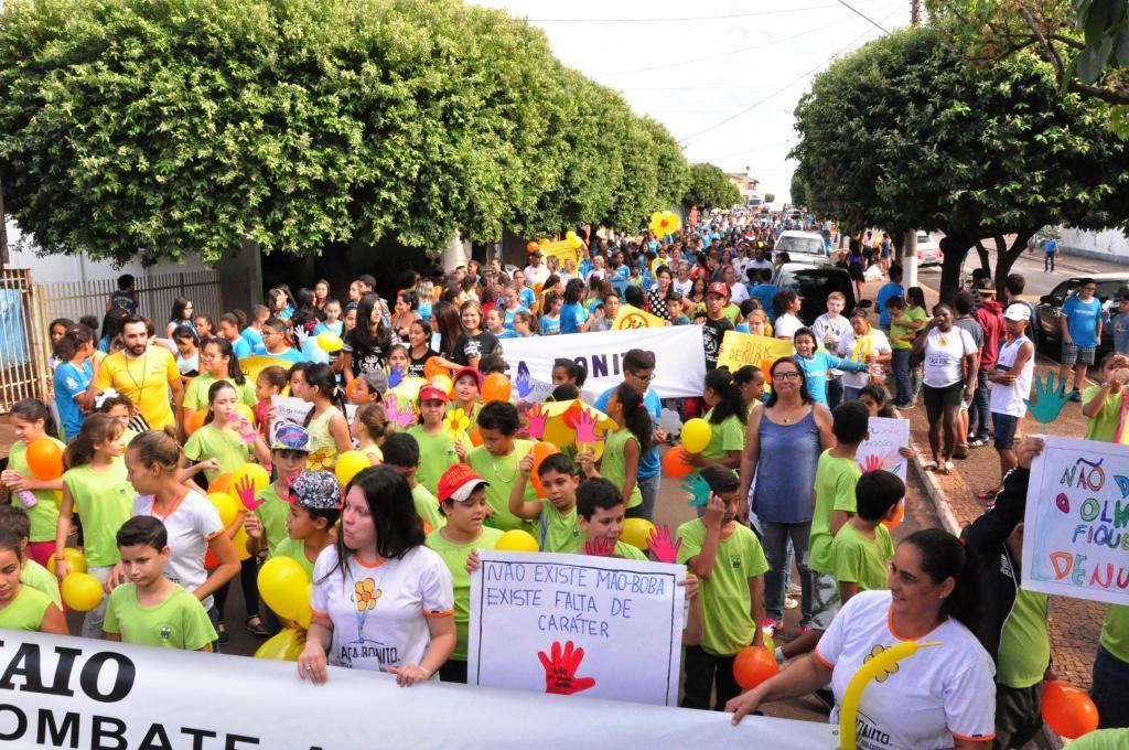 crianças, adolescentes e adultos Santa Albertinenses, saíram em uma caminhada para manifestar sobre a campanha do Dia Nacional de Com