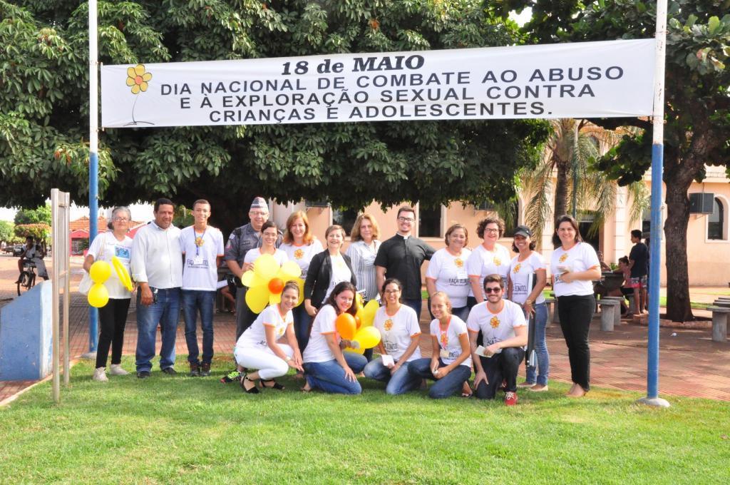 Funcionarios, Professores e Coordenadores do CRAS, Assistencia Social e Broto Verde, juntamente com o vice prefeito Aparecido Cerezo,