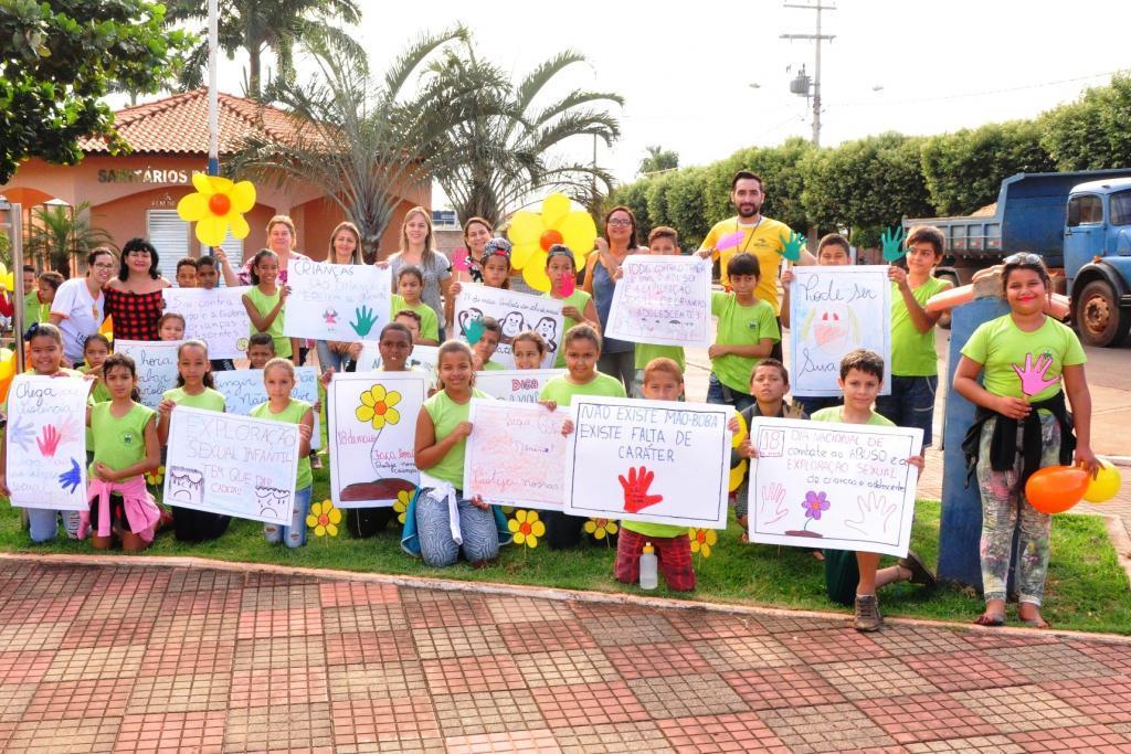 Na foto, o Vice prefeito Aparecido Cerezo,  juntamente com as Crianças e Professores da Escola Municipal Americo Peres Navarrete, e f