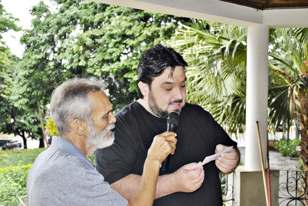 O presidente da ACIJ, Leandro Rocca Lima anuncia o ganhador de um dos três vale-compras