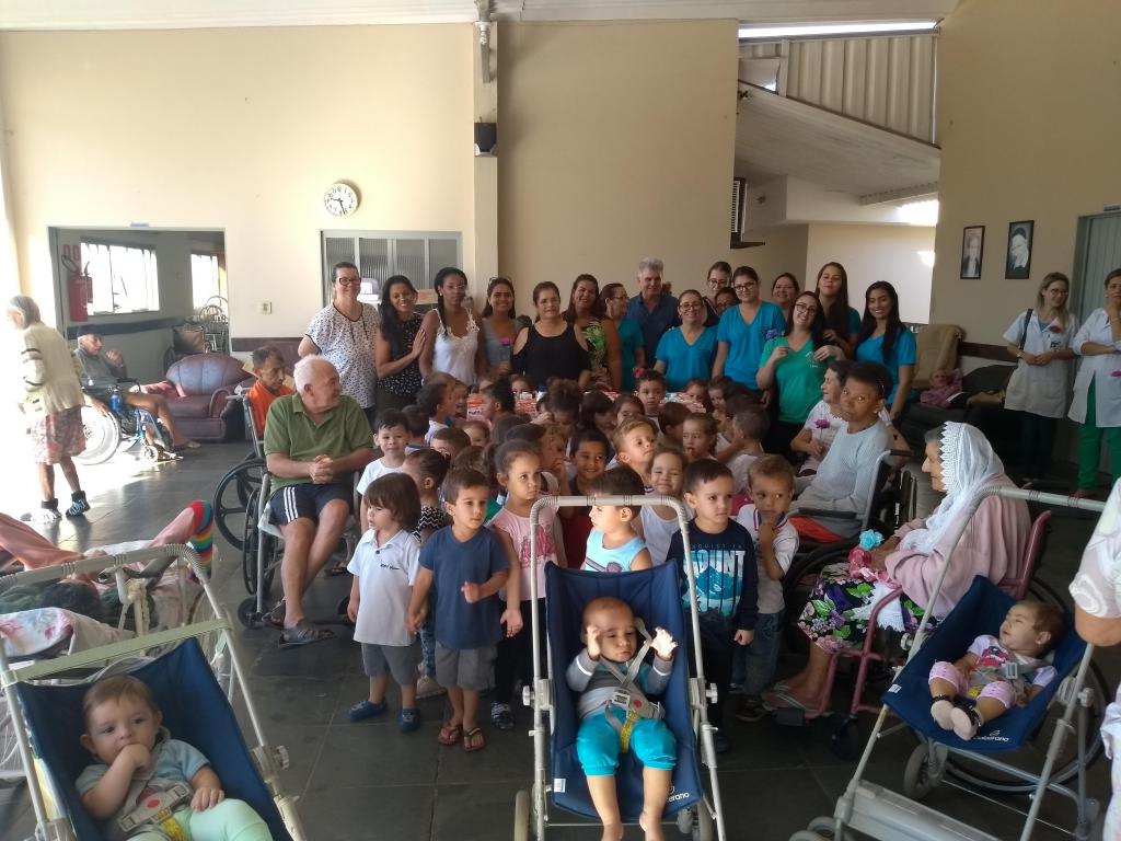 Alunos da EMEI Professora Diva Maciel Jorge visitam o Lar dos Velhinhos