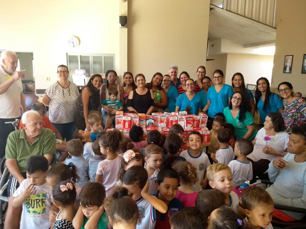 -  60 alunos da creche recém inaugurada fizeram a doação de leite arrecadado por pais e funcionários