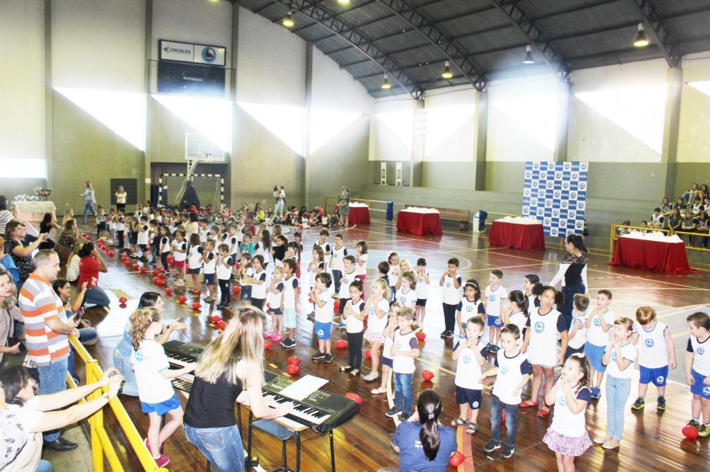 Os corações transbordaram de alegria em festa que homenageou as mães do Anglo de Jales