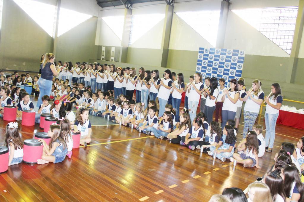 Os alunos do 5º ano tocaram flautas e emocionaram todas as mães presentes