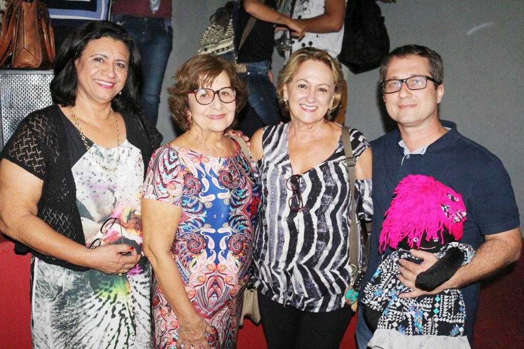 O diretor da peça, Clayton Campos com as secretárias de Saúde e Educação, Maria Aparecida Moreira Martins e Lourdes Marcondes Resende e a representante do vice-prefeito Garça, sua esposa Ana Maria Saura Rodrigues