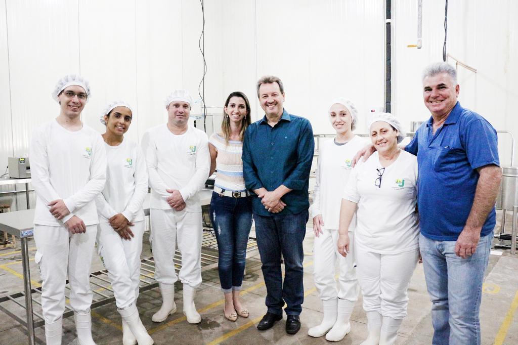 O prefeito Flá durante visita as instalações da Cooperativa junto aos funcionários responsáveis pelos diversos produtos processados