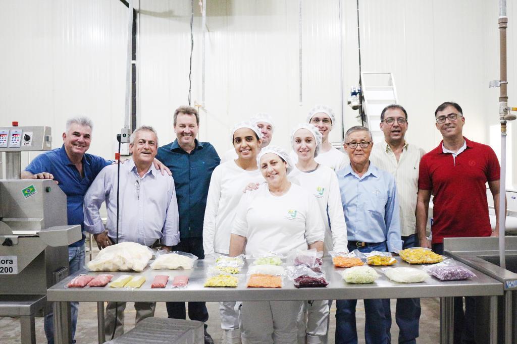 Autoridades e convidados acompanharam uma apresentação dos produtos comercializados pela cooperativa durante uma visita demonstrativa
