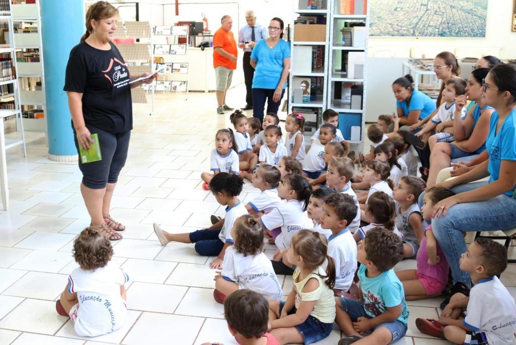 Os alunos se aproximaram da linguagem poética através da leitura de livros e poemas