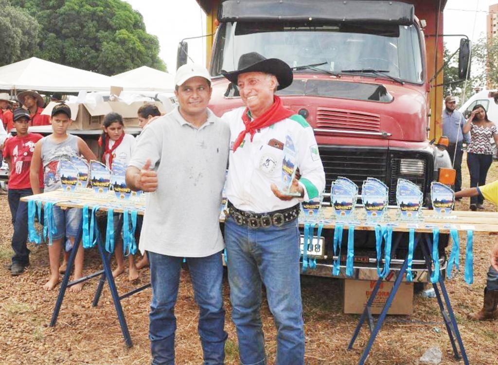 O integrante do Clube, Alcides Benedito Ceciliano, recebendo o troféu da comissão organizadora em reconhecimento a participação dos representantes de Jales