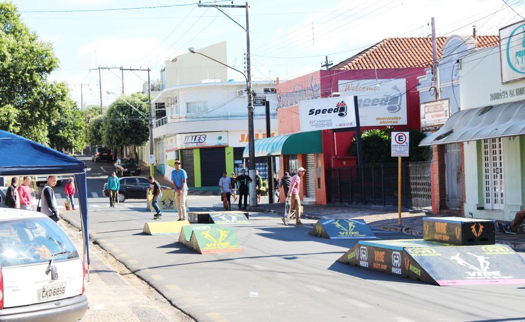 Competidores realizando manobras na pista de skate montada com obstáculos de madeira
