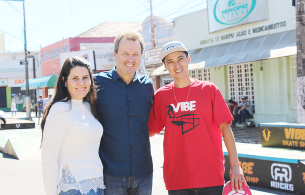 Prefeito Flá e a primeira Dama Glauciane, com o representante da Vibe Skate Shop Juliano Nozaki