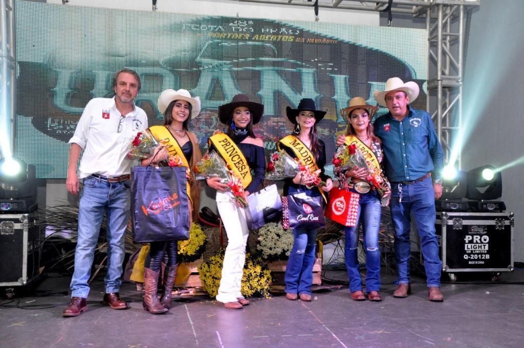 O vereador e coordenador do evento, Clóvis Magron e o presidente da Festa do Peão, Marcos Abrantes com as finalistas