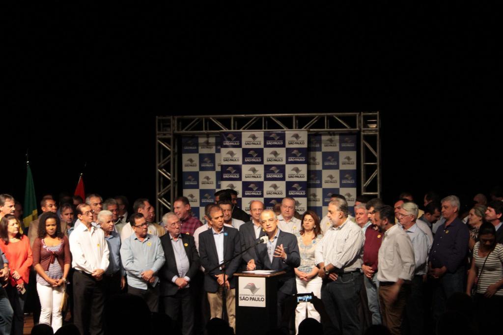 Dezenas de autoridades recepcionaram o governador Márcio França no Teatro Paulo Moura em Rio Preto
