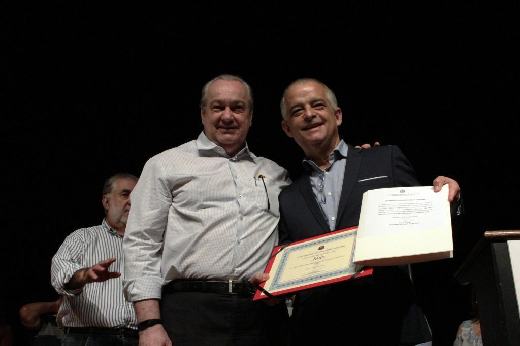 O governador Márcio França e o vice-prefeito Garça durante a certificação de Jales como Município de Interesse Turístico