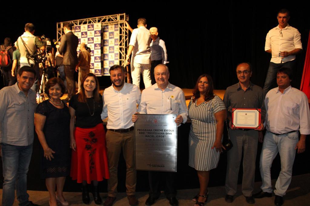 O secretário Estadual de Educação, João Cury Neto, com o prefeito Garça, o secretário de Comunicação, Douglas Zílio, a secretária de Educação, Lourdes Marcondes Resende, a dirigente regional de ensino, Marlene Jacomassi, a coordenadora da EMEI, Rogéria Al