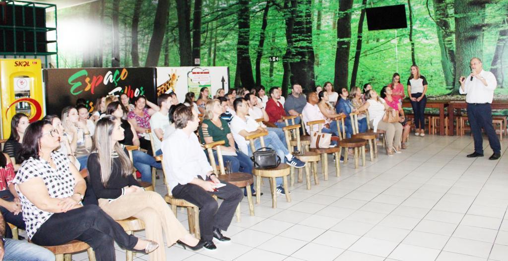 A palestra “Conquistando novos territórios no tratamento da Hepatite C” apresentada pelo Dr. Fernando Ruiz, recebeu participantes de Jales e representantes de 16 municípios como cidade centro de região