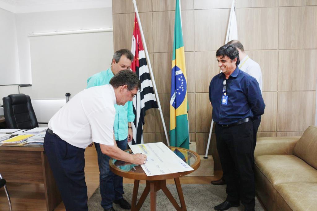 O Bispo Diocesano de Jales e presidente da SACRA, Dom Reginaldo Andrietta, participou da assinatura que viabilizou recursos para o Projeto Corpo e Mente em Movimento
