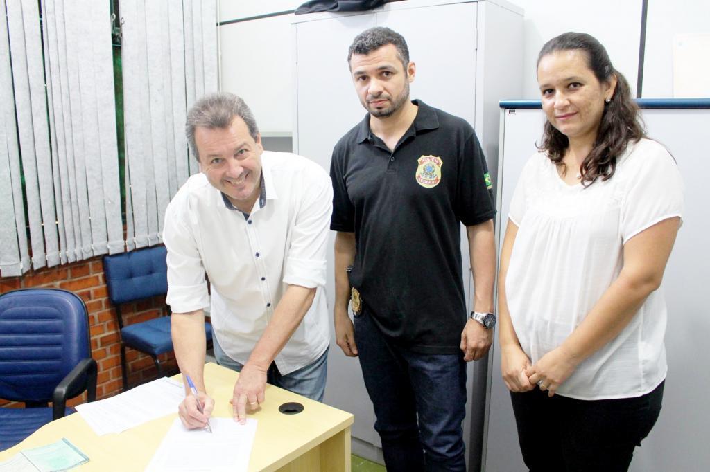 O prefeito Flá e a coordenadora do CAPS Ana Alice recebendo o termo de doação na Polícia Federal, ao lado do delegado Cristiano Pádua Silva